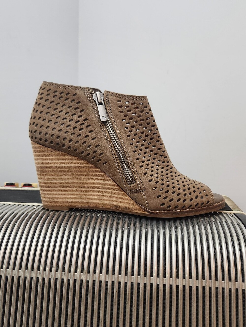 GORGEOUS LUCKY BRAND TAN SUEDE LASER CUT WEDGE OPEN TOE ANKLE BOOTS SIZE 7